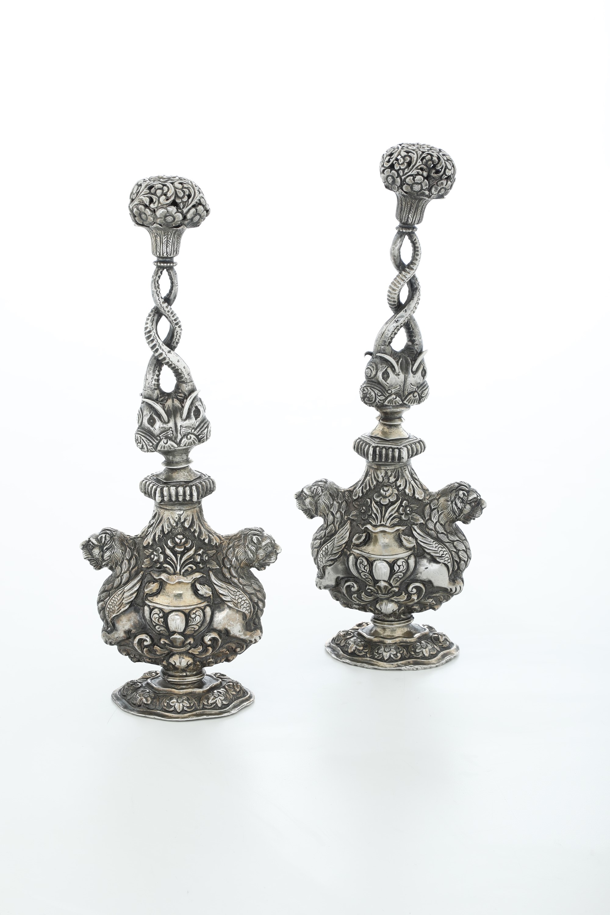 Ampolle per l’acqua di rose, Argento fuso sbalzato e cesellato, India, XIX secolo