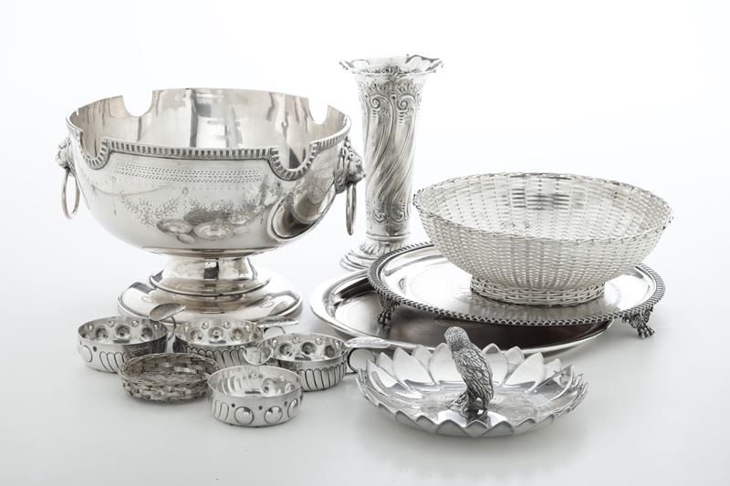Lotto di oggetti in metallo argentato  - Auction Silverware - Cambi Casa d'Aste