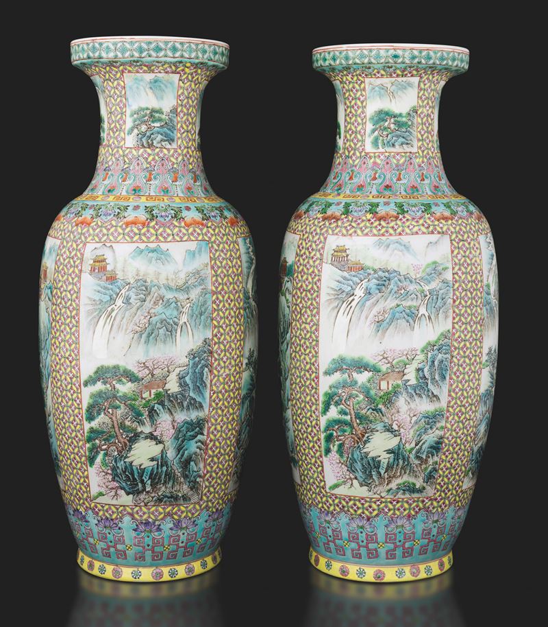 Coppia di vasi in porcellana Famiglia Verde con scene di paesaggio entro riserve e decori floreali, Cina, periodo Repubblica, XX secolo  - Auction Asian Art - II - Cambi Casa d'Aste