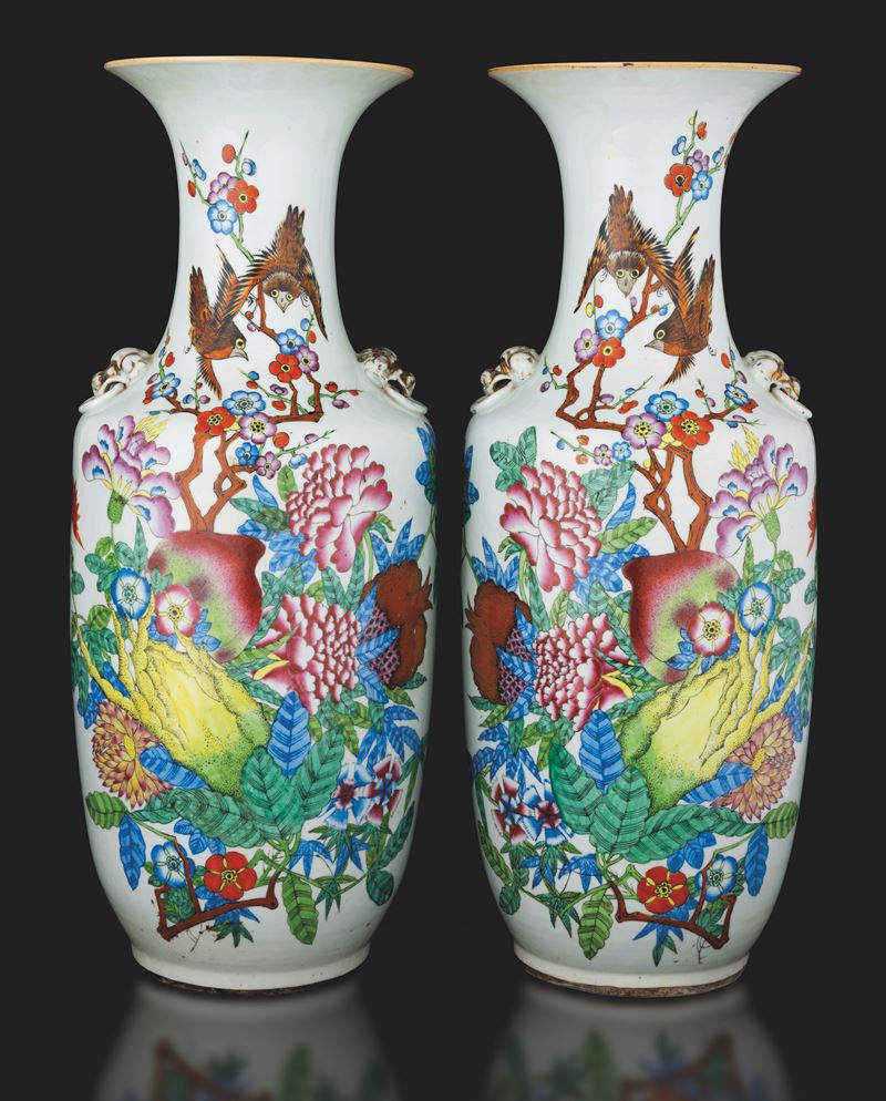 Coppia di vasi in porcellana raffiguranti paesaggio con uccelli, iscrizioni e mascheroni a foggia leonina, Cina, periodo Repubblica, XX secolo  - Asta Arte Orientale - II - Cambi Casa d'Aste