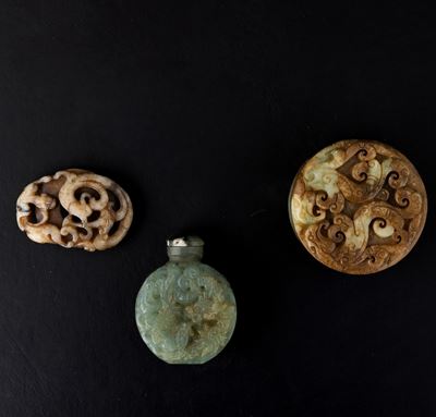 Lotto Composto di Snuff Bottle, Sigillo ed Elemento in Giada, Cina, Dinastia Qing (1644-1912)