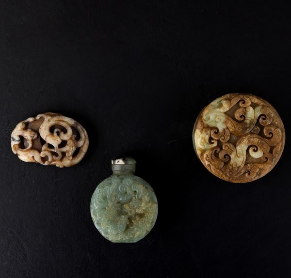 Lotto composto di snuff bottle, sigillo ed elemento in giada, Cina, Dinastia Qing (1644-1912)