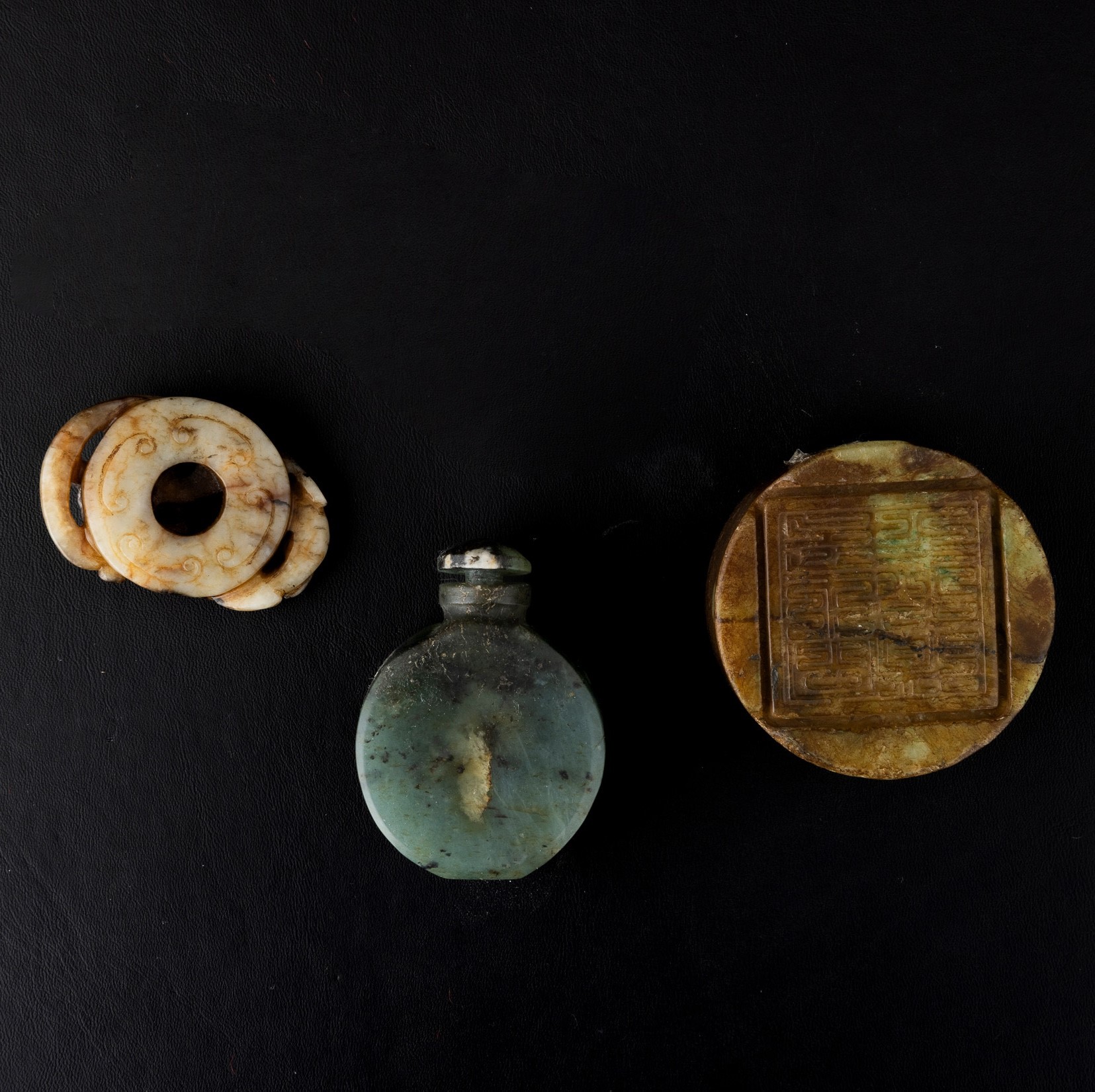Lotto Composto di Snuff Bottle, Sigillo ed Elemento in Giada, Cina, Dinastia Qing (1644-1912)