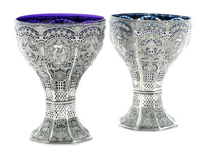 Coppia di vasi, argento fuso sagomato e traforato, Germania XX secolo