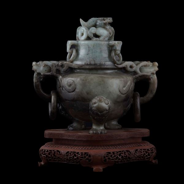 Vaso con coperchio in giada su base in legno