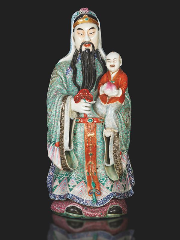 Figura di dignitario Famiglia Rosa con bambino in porcellana a smalti policromi, Cina, XIX secolo