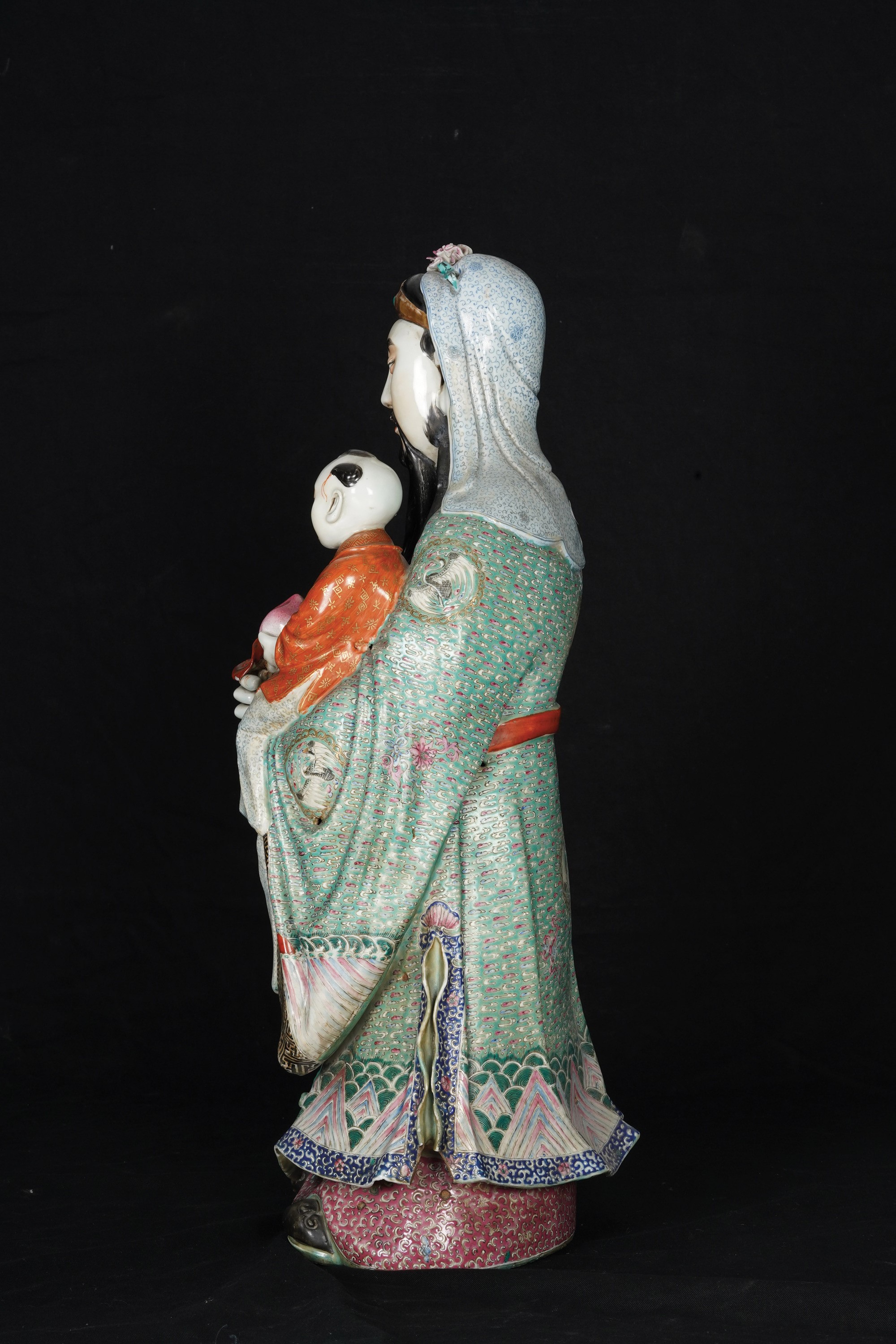 Figura di Dignitario Famiglia Rosa con Bambino in Porcellana a Smalti Policromi, Cina, XIX Secolo