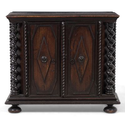 Credenza a due ante con montanti a torchon, XVII–XVIII secolo