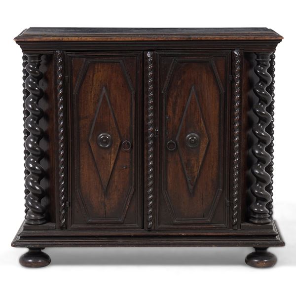 Credenza a due ante con montanti a torchon. XVII-XVIII secolo