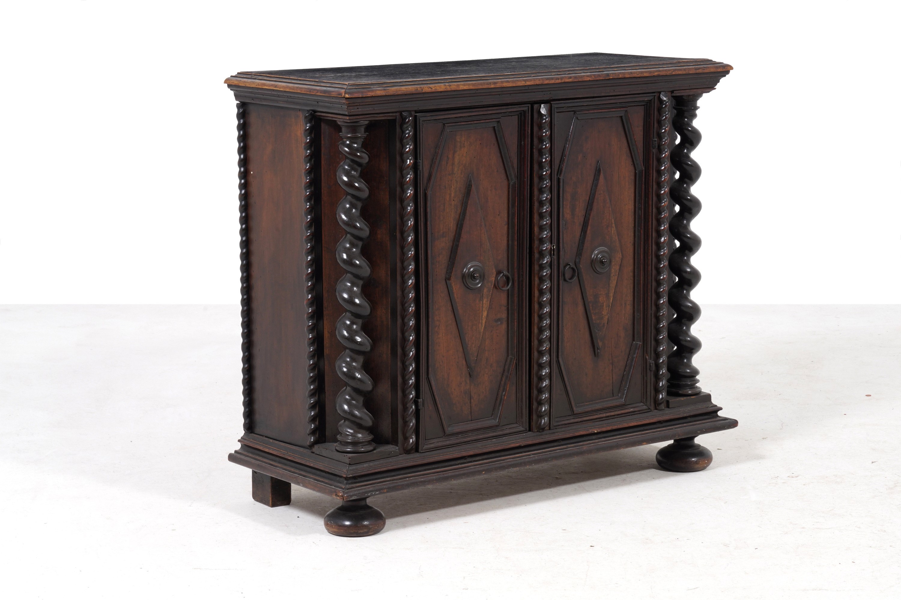 Credenza a due ante con montanti a torchon, XVII–XVIII secolo
