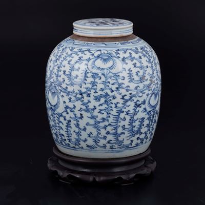 Potiche in Porcellana Bianca e Blu con Base in Legno