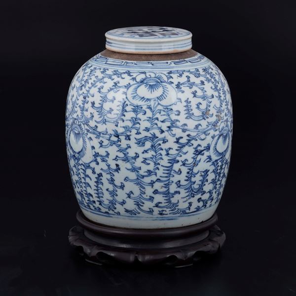 Potiche in porcellana bianca e blu con base in legno