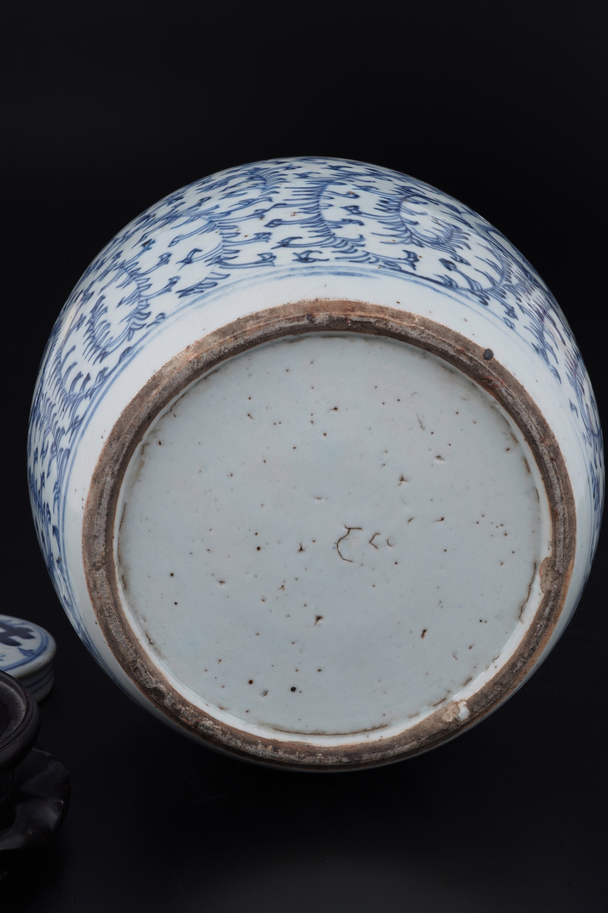 Potiche in Porcellana Bianca e Blu con Base in Legno