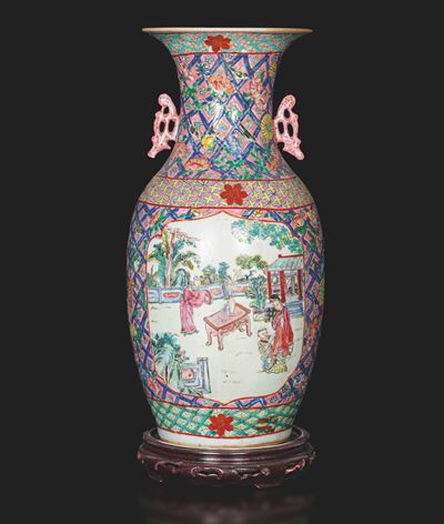Cina, Dinastia Qing (epoca Guangxu, 1875-1908), Vaso in porcellana della Famiglia Rosa con anse s...