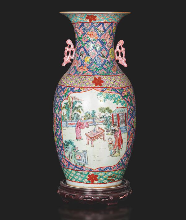 Vaso in porcellana Famiglia Rosa con anse sagomate e scene di vita di corte entro riserve, Cina, Dinastia Qing, epoca Guangxu (1875-1908)