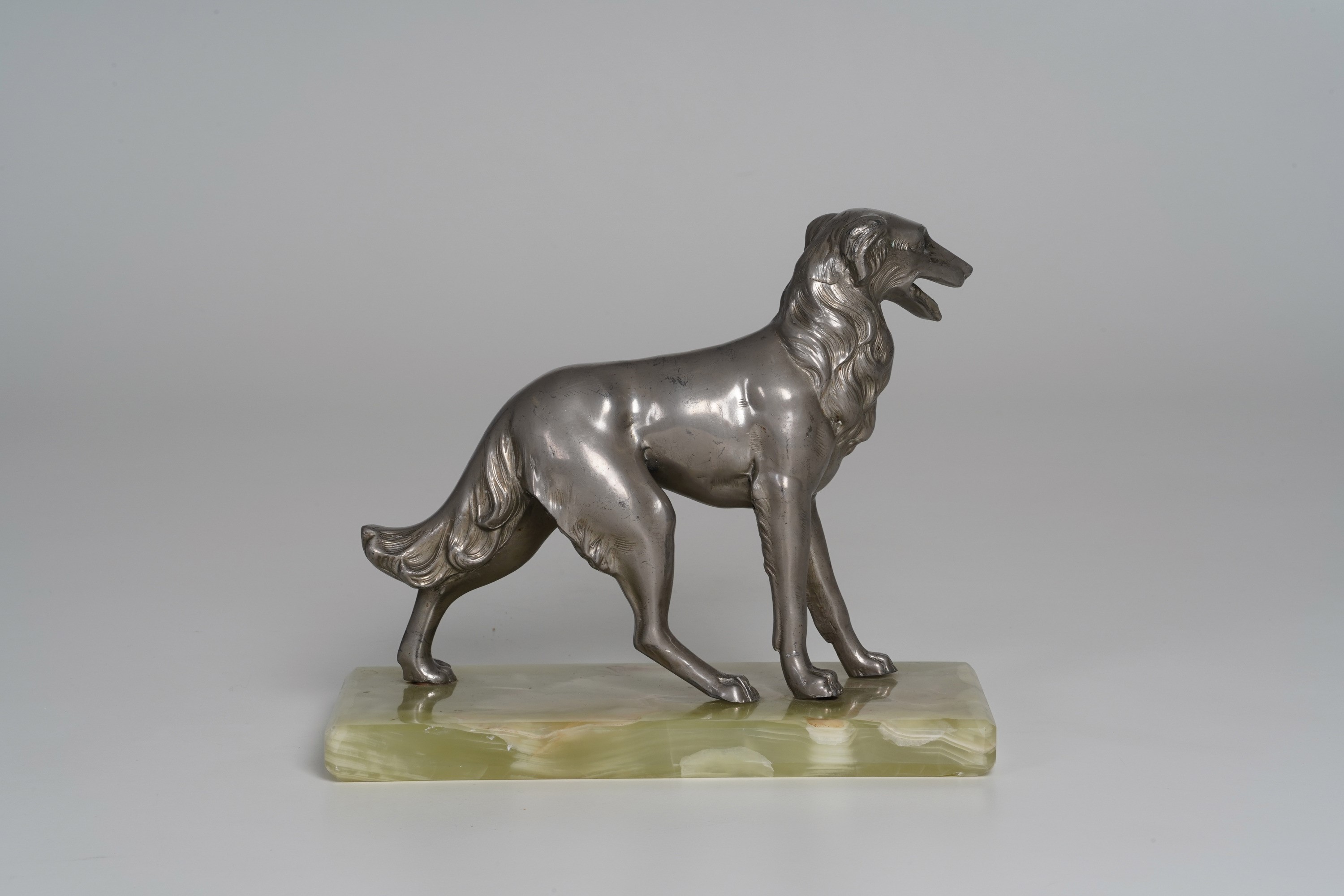 Scultore anonimo, Cane in metallo su base in onice, XX secolo