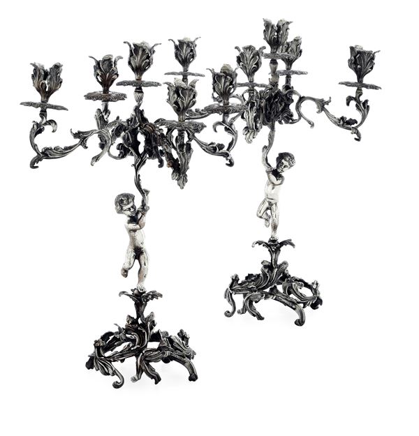 Coppia di candelabri a cinque fiamme. Argenteria artistica italiana del XX secolo, marchio dell'argentiere consunto di difficile lettura