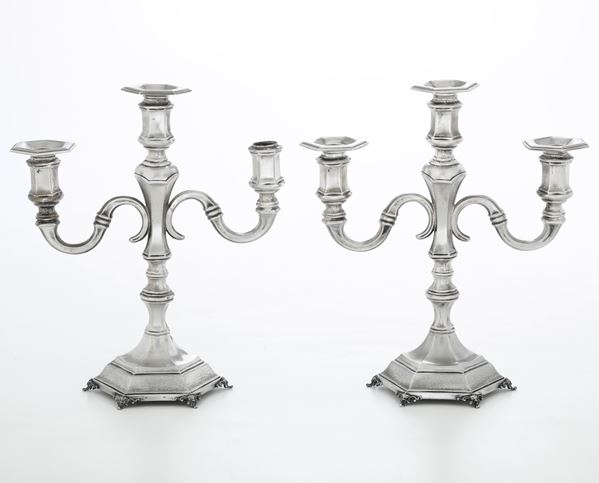 Coppia di candelabri. Argenteria italiana del XX secolo, argentiere F.lli Passera, Vercelli