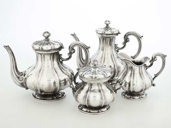 Servizio da tè e caffè. Argenteria italiana del XX secolo, argentiere I.M.A., Alessandria