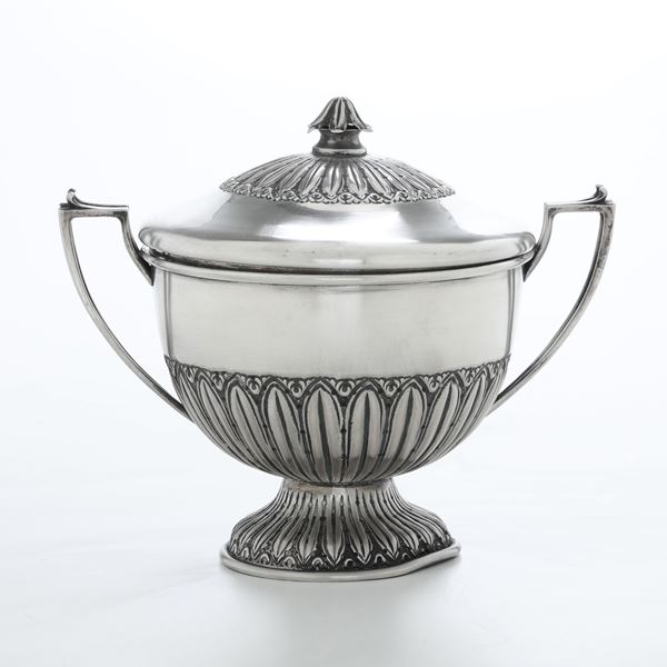 Zuppiera. Argenteria milanese del XX secolo, bollo dell'argentiere consunto