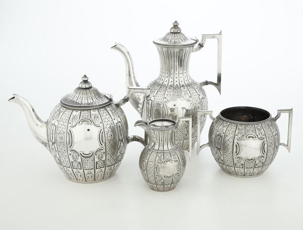 Servizio da tè e caffè in metallo argentato. Inghilterra XX secolo