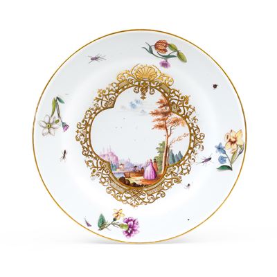 Meissen, Piatto in porcellana con decorazione floreale e paesaggio, verso il 1740