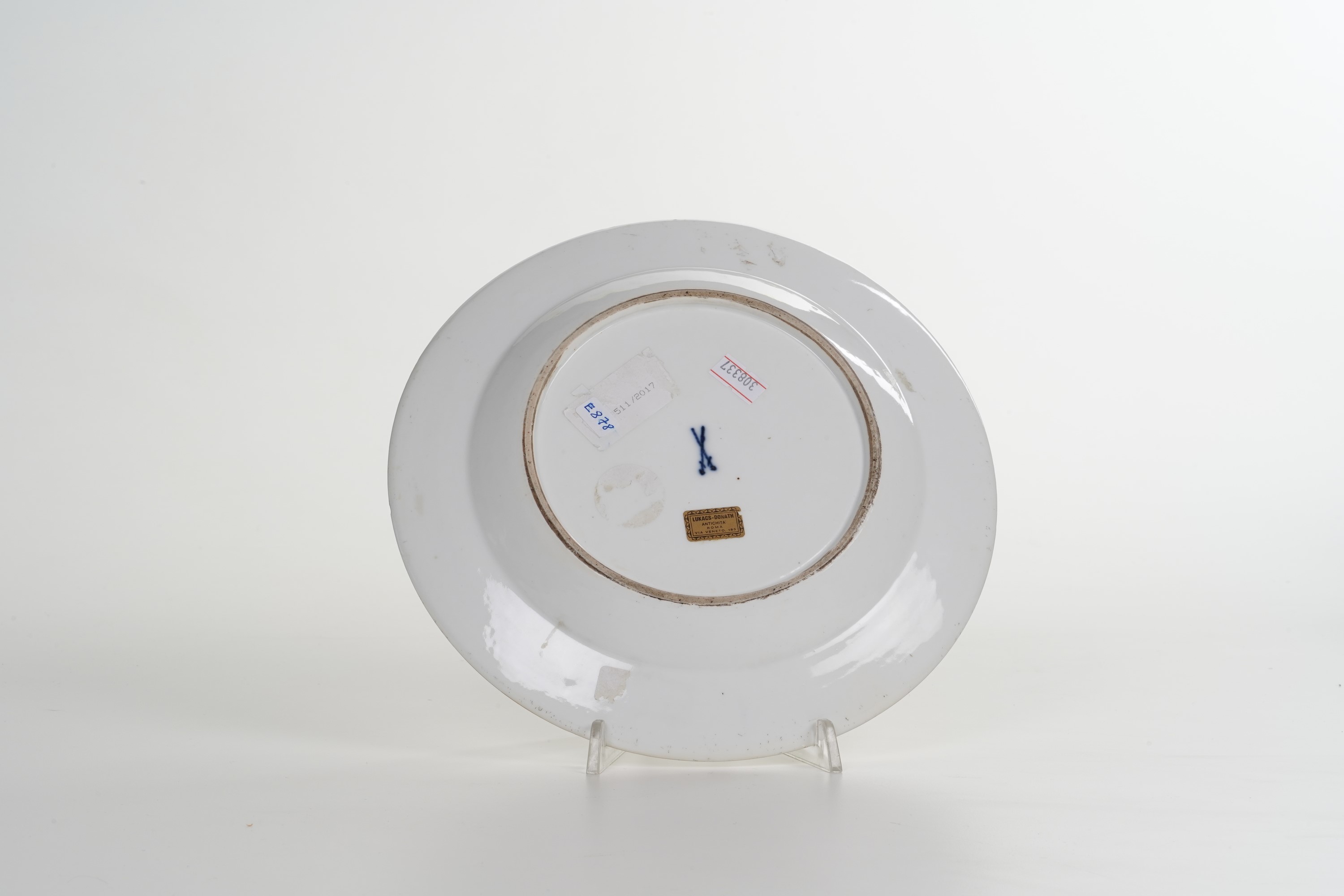 Meissen, Piatto in porcellana con decorazione floreale e paesaggio, verso il 1740