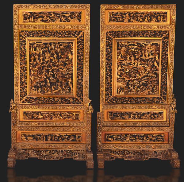 Coppia di paraventi in legno scolpiti e dorati raffigurante scene di corte, Canton, Cina, Dinastia Qing,  [..]