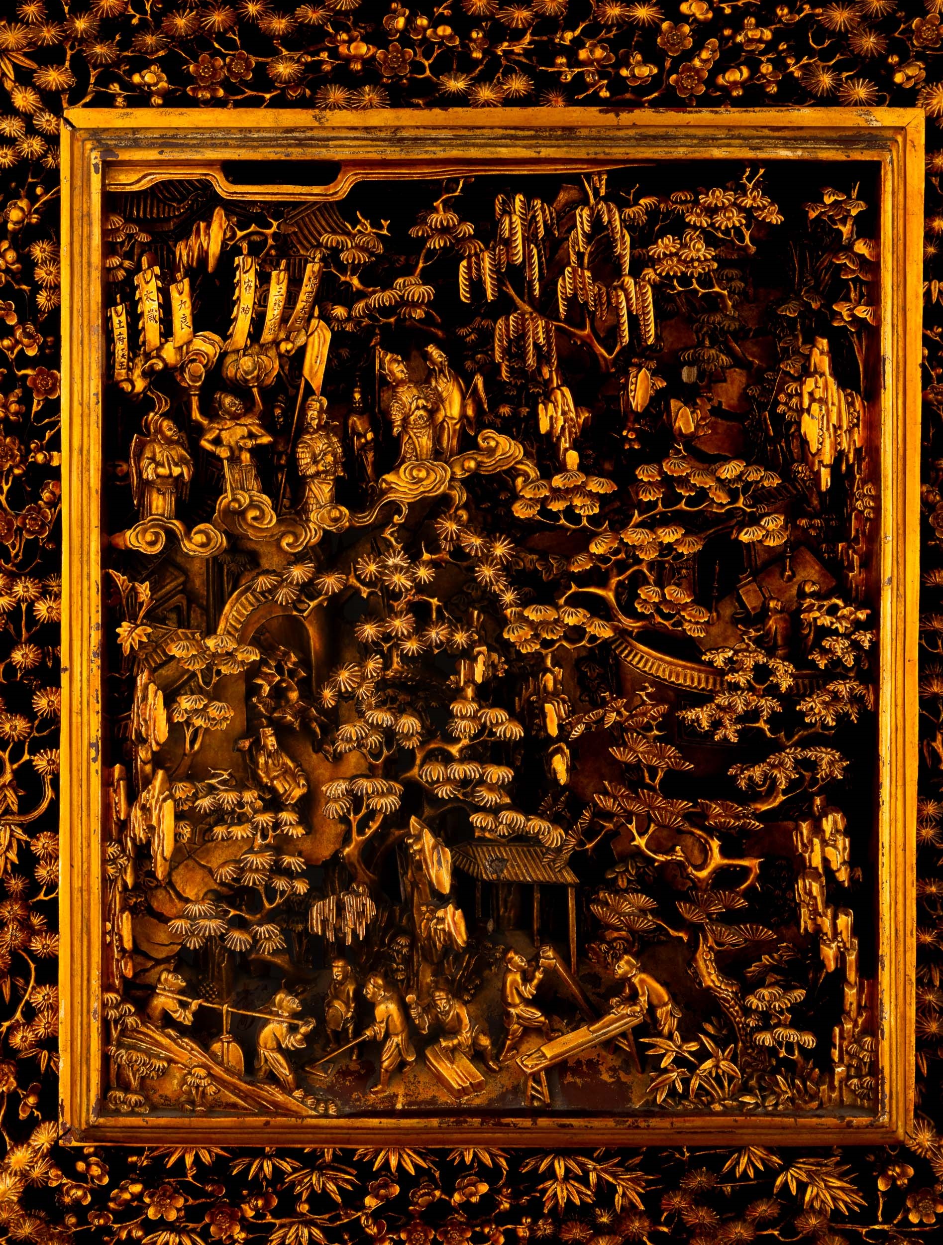 Coppia di Paraventi in Legno Scolpiti e Dorati Raffigurante Scene di Corte, Canton, Cina, Dinasti...