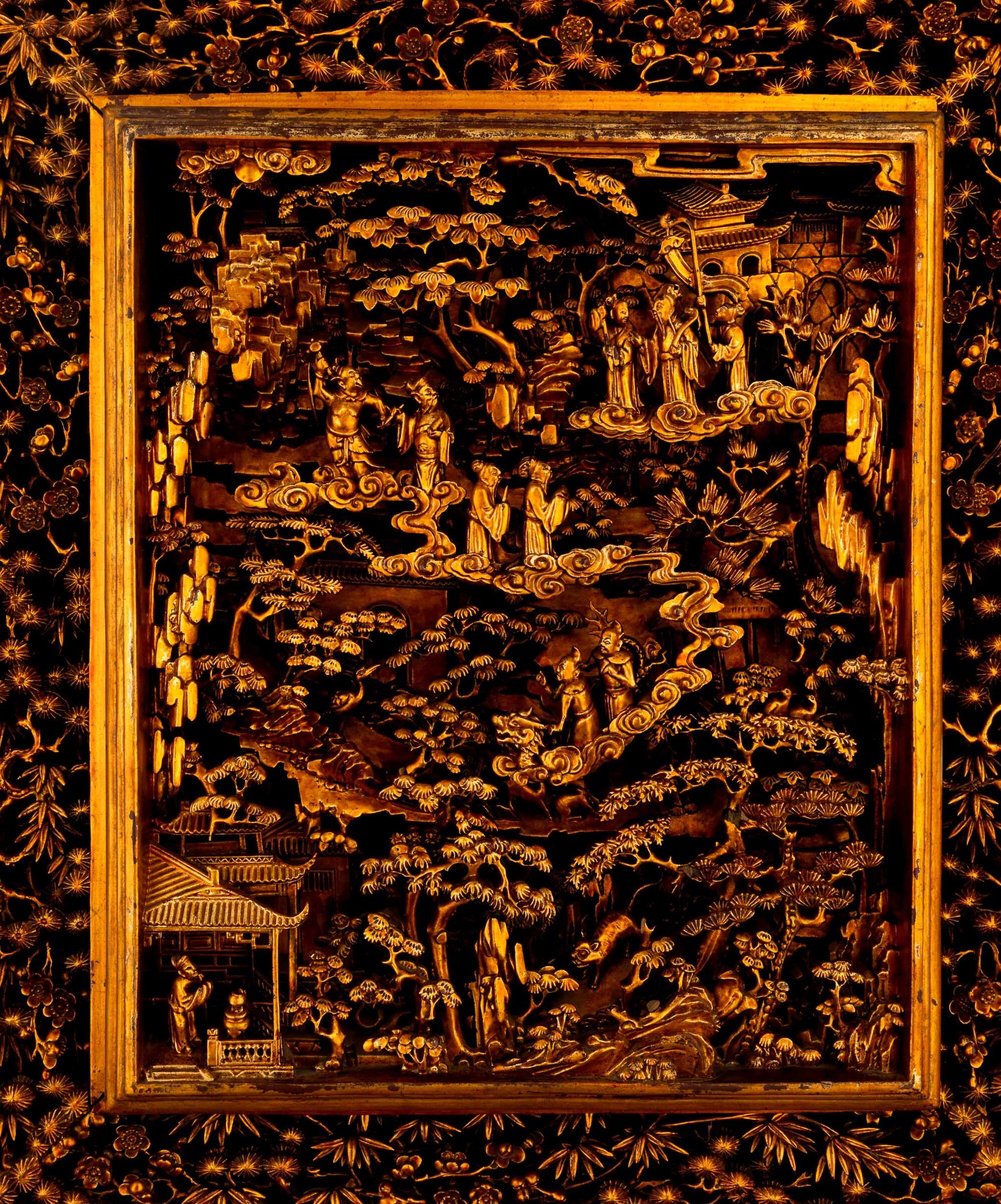 Coppia di Paraventi in Legno Scolpiti e Dorati Raffigurante Scene di Corte, Canton, Cina, Dinasti...