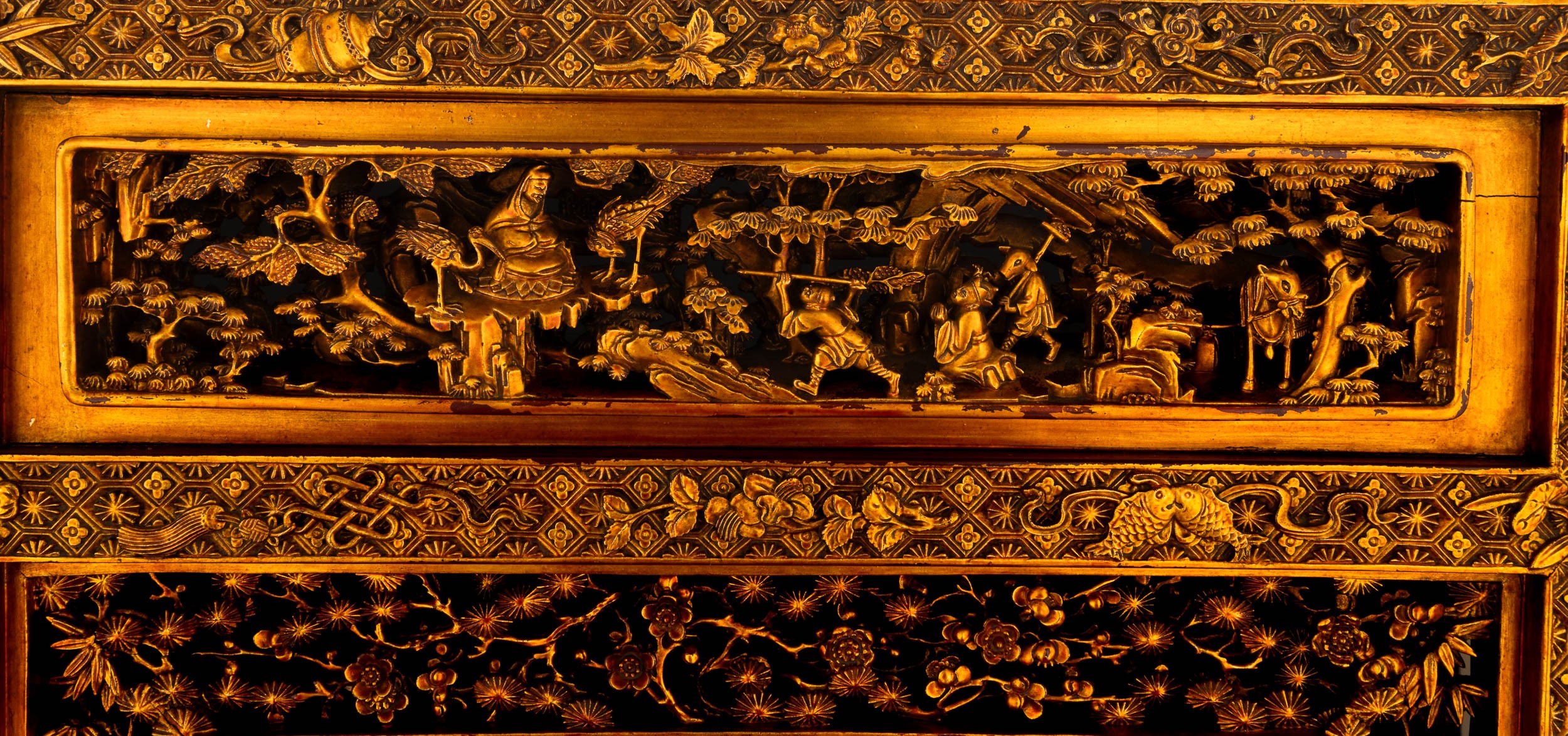 Coppia di Paraventi in Legno Scolpiti e Dorati Raffigurante Scene di Corte, Canton, Cina, Dinasti...