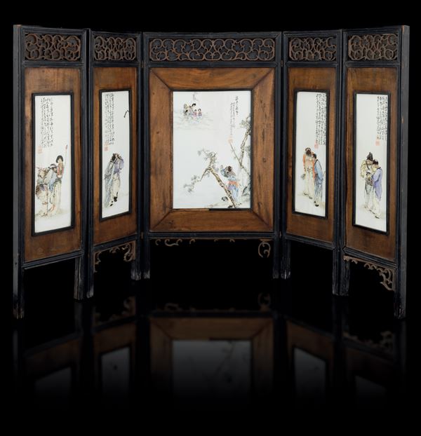 Paravento a cinque ante in legno intarsiato, placche in porcellana con personaggi e iscrizioni, Cina, periodo Repubblica, XIX secolo