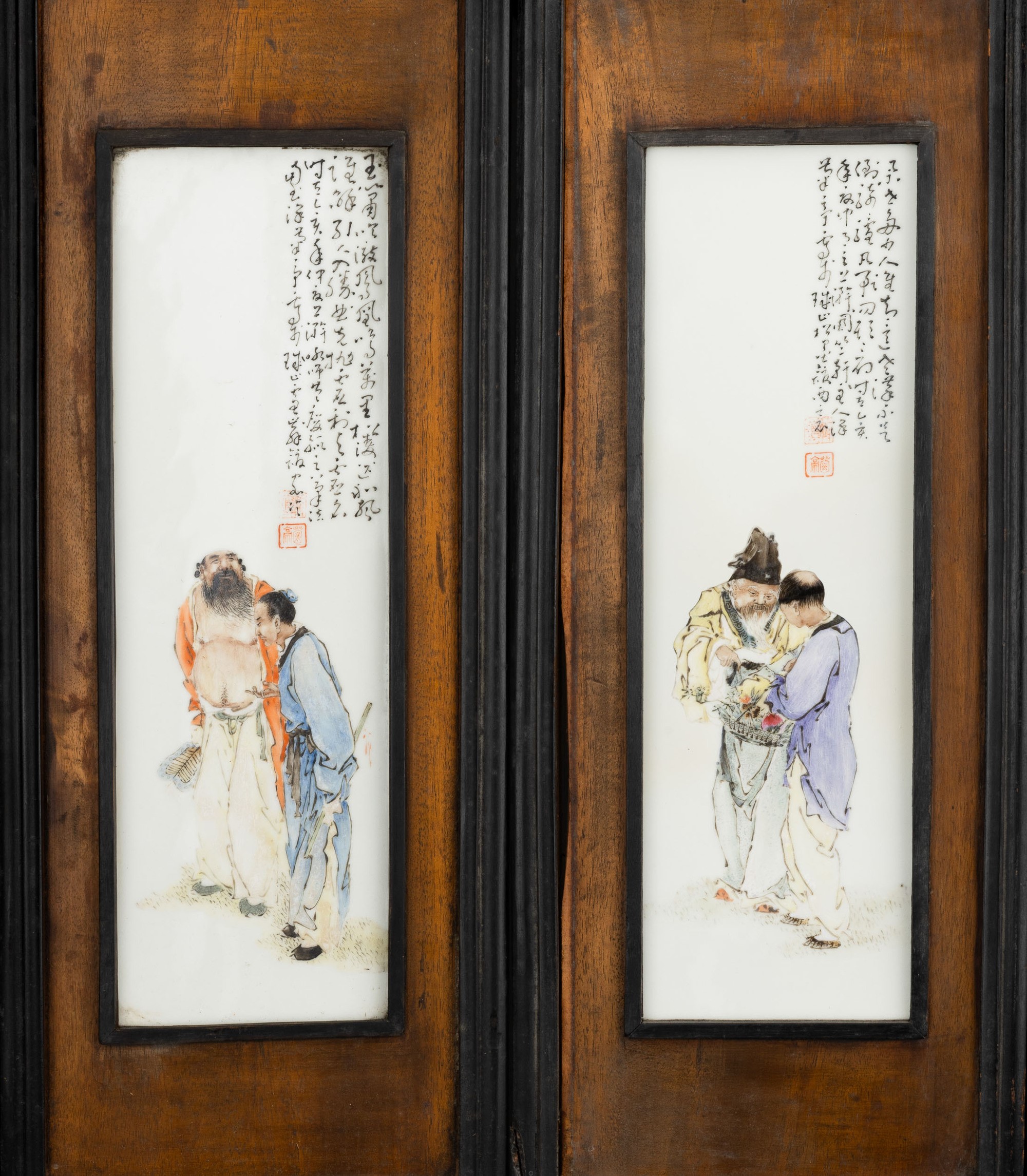 Paravento a Cinque Ante in Legno Intarsiato, Placche in Porcellana con Personaggi e Iscrizioni, C...