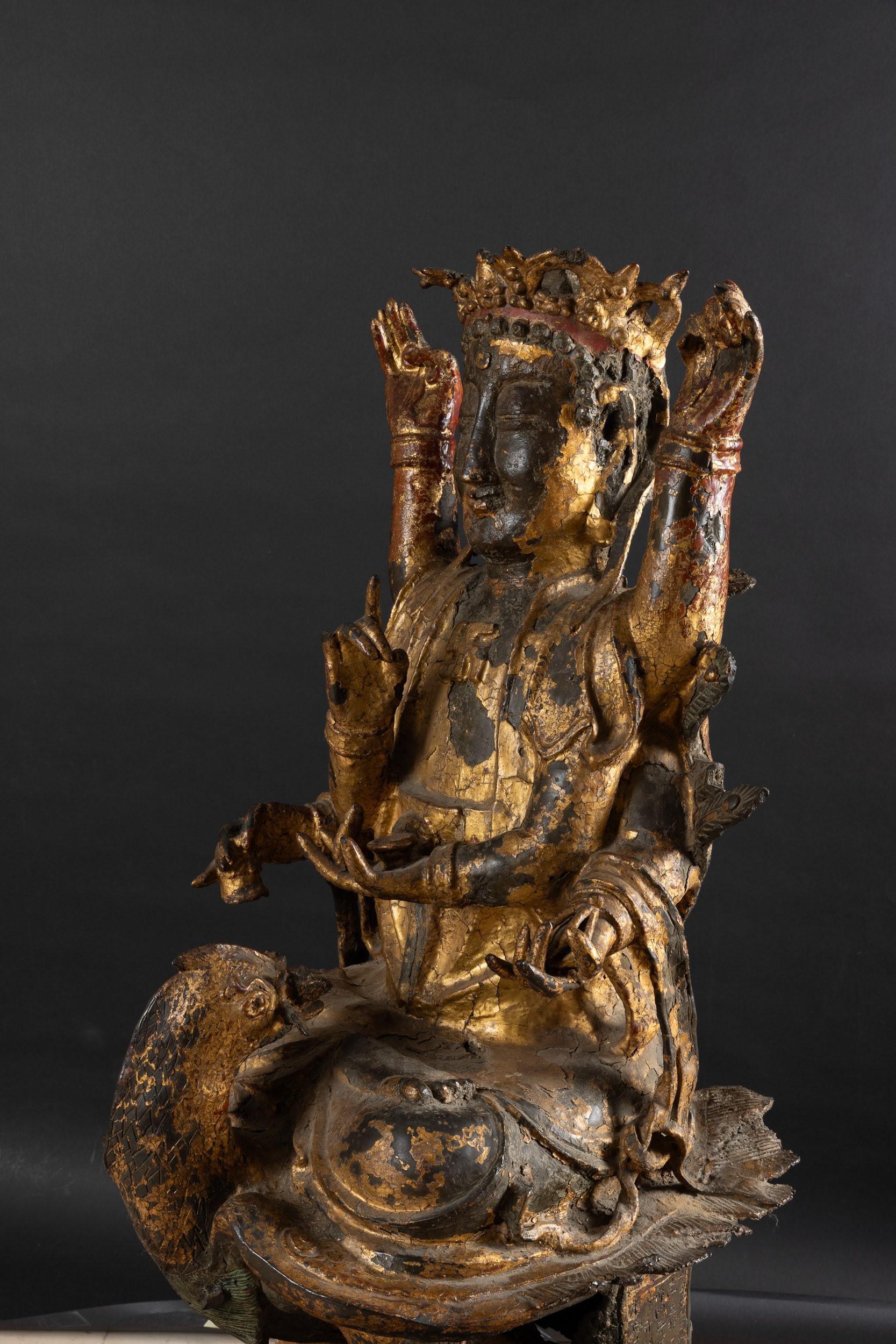 Grande e Importante Figura di Mahamayuri, Dodicesimo Anno del Periodo di Kangxi in Bronzo Dorato ...