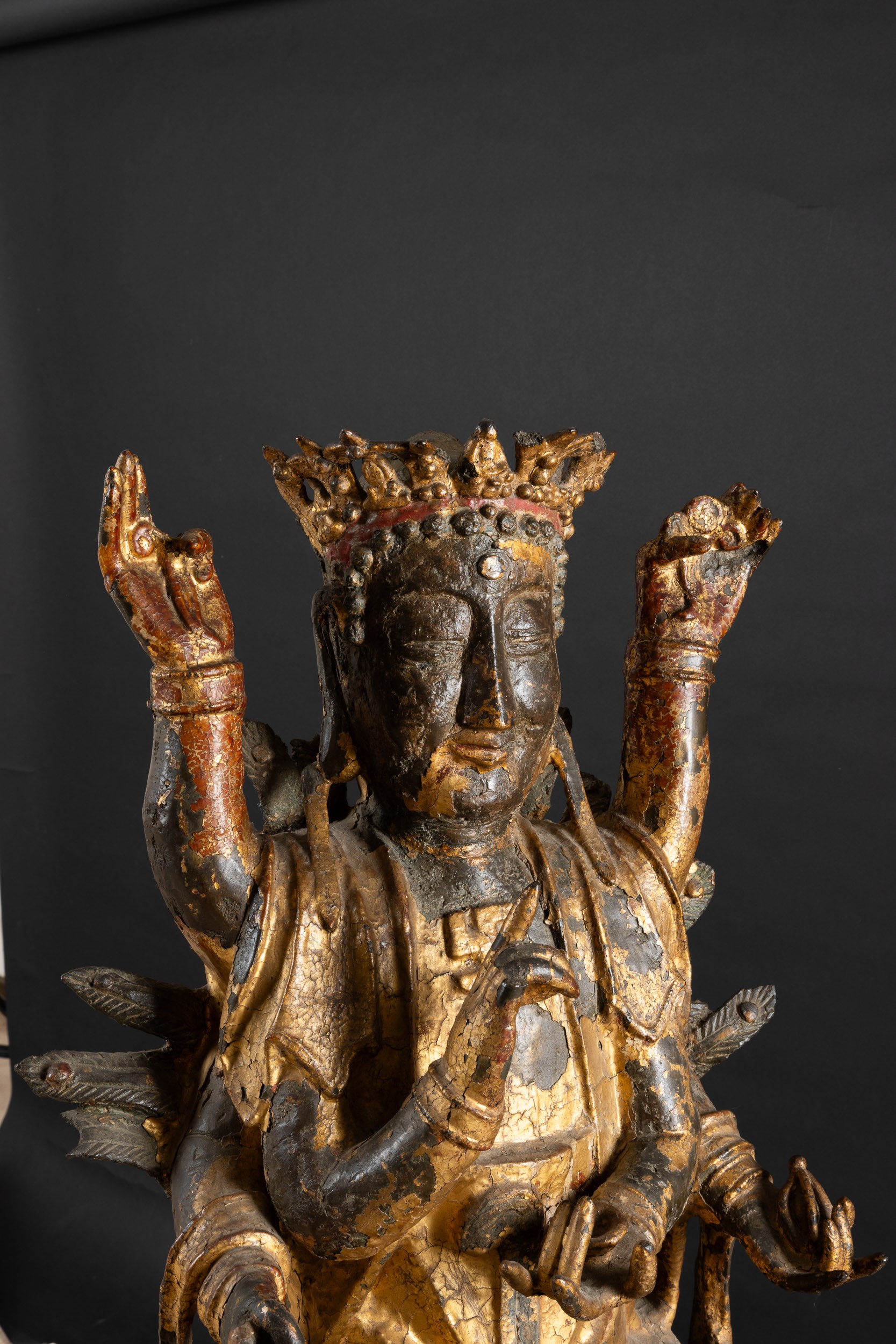Grande e Importante Figura di Mahamayuri, Dodicesimo Anno del Periodo di Kangxi in Bronzo Dorato ...