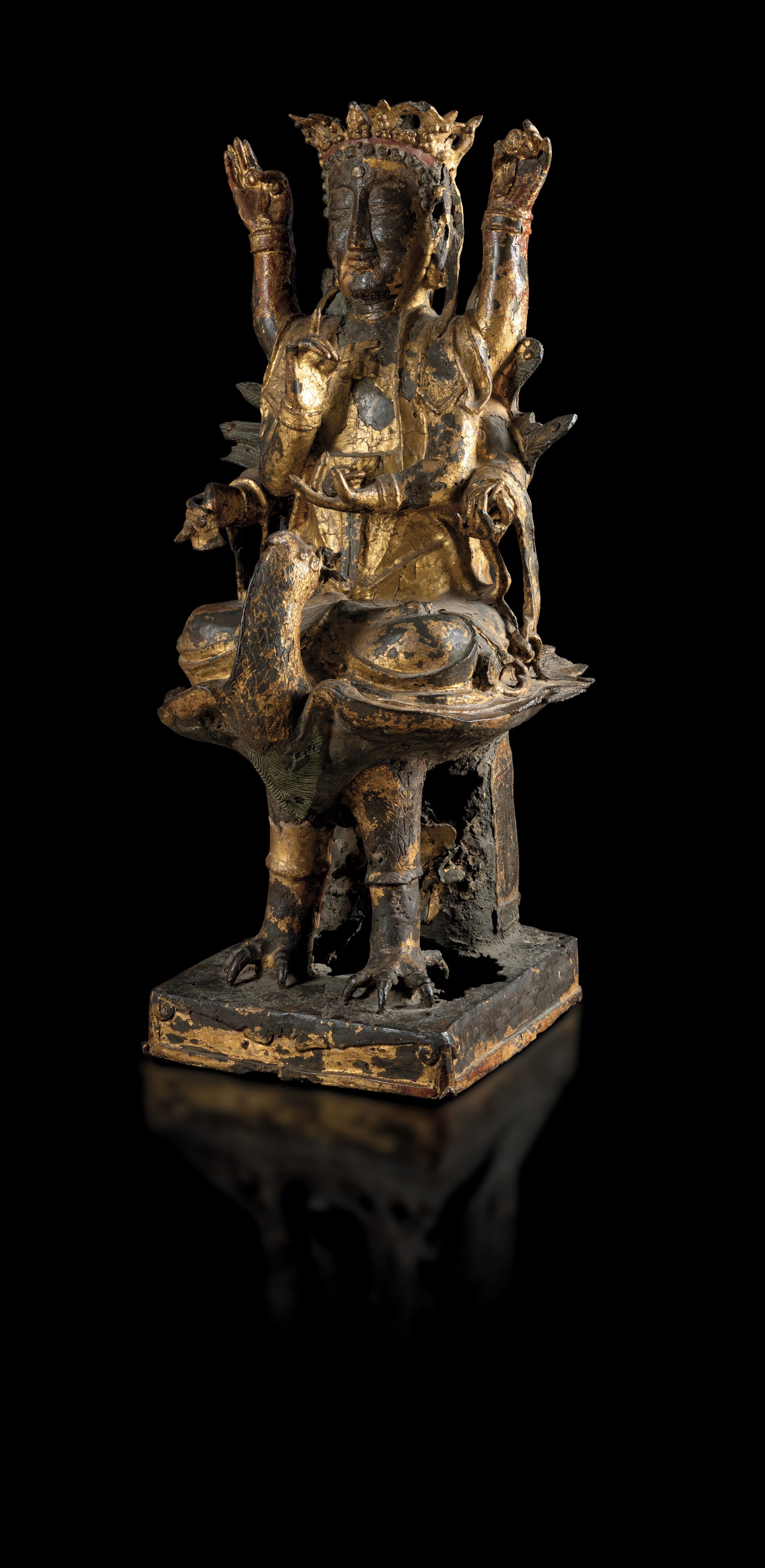 Grande e Importante Figura di Mahamayuri, Dodicesimo Anno del Periodo di Kangxi in Bronzo Dorato ...