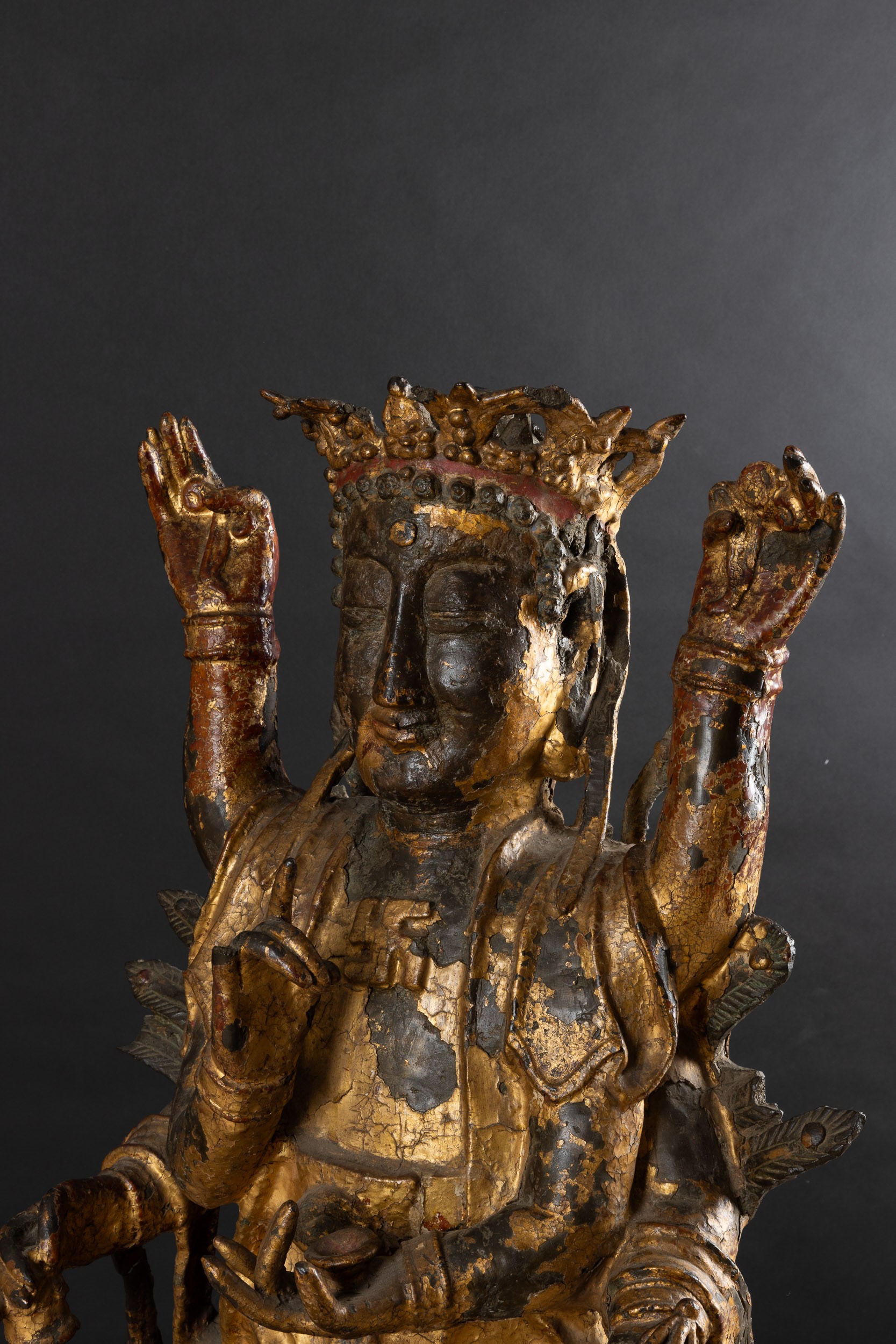 Grande e Importante Figura di Mahamayuri, Dodicesimo Anno del Periodo di Kangxi in Bronzo Dorato ...