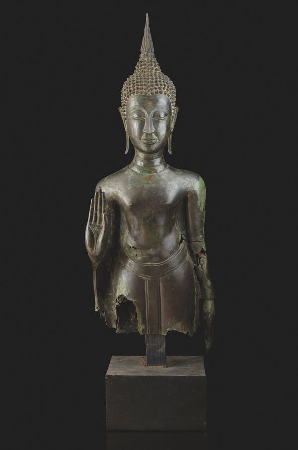 Importante monumentale figura di Buddha stante in bronzo, Thailandia, XV secolo, periodo Sukhaotai (1238-1368)