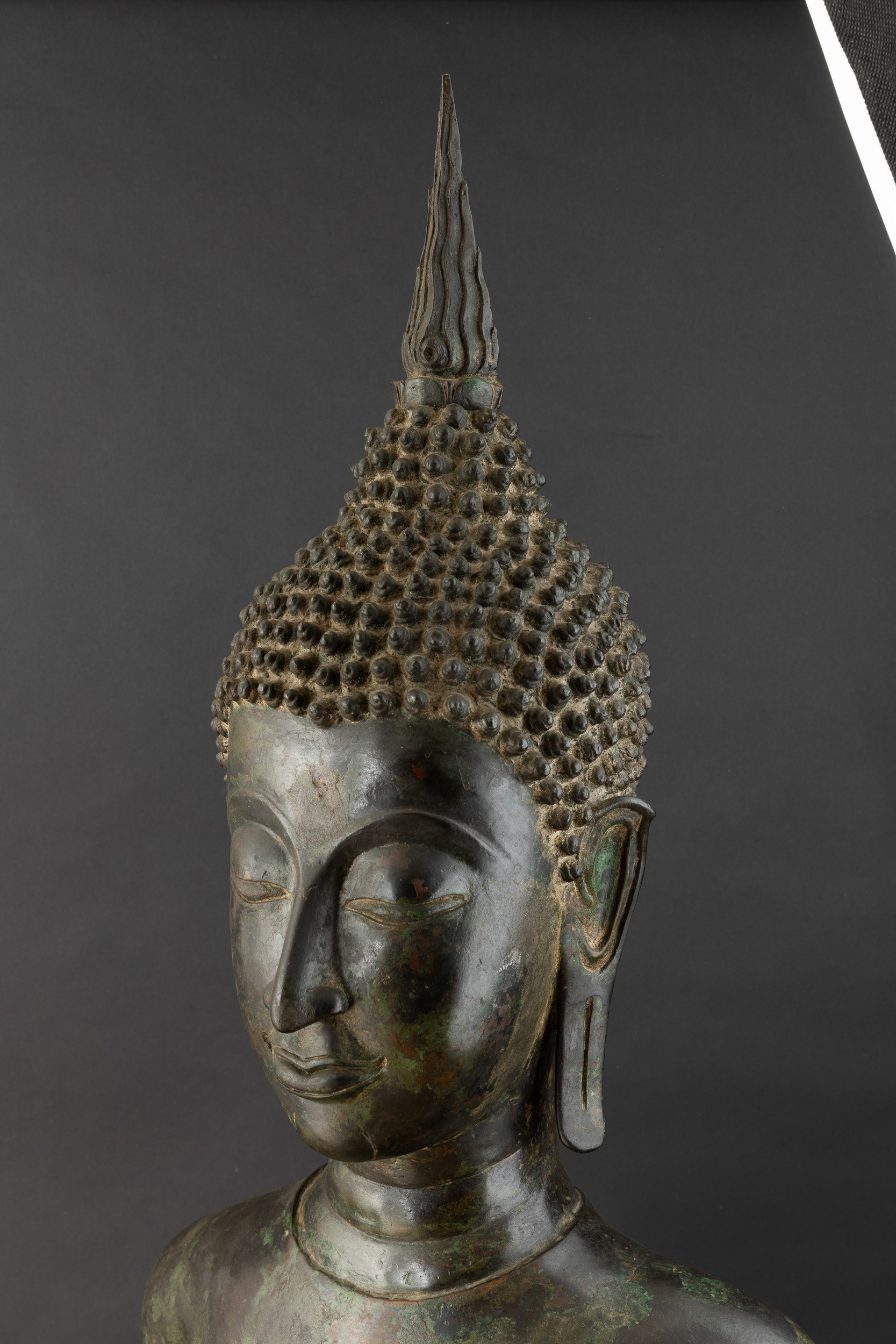 Importante Monumentale Figura di Buddha Stante in Bronzo, Thailandia, XV Secolo, Periodo Sukhaota...