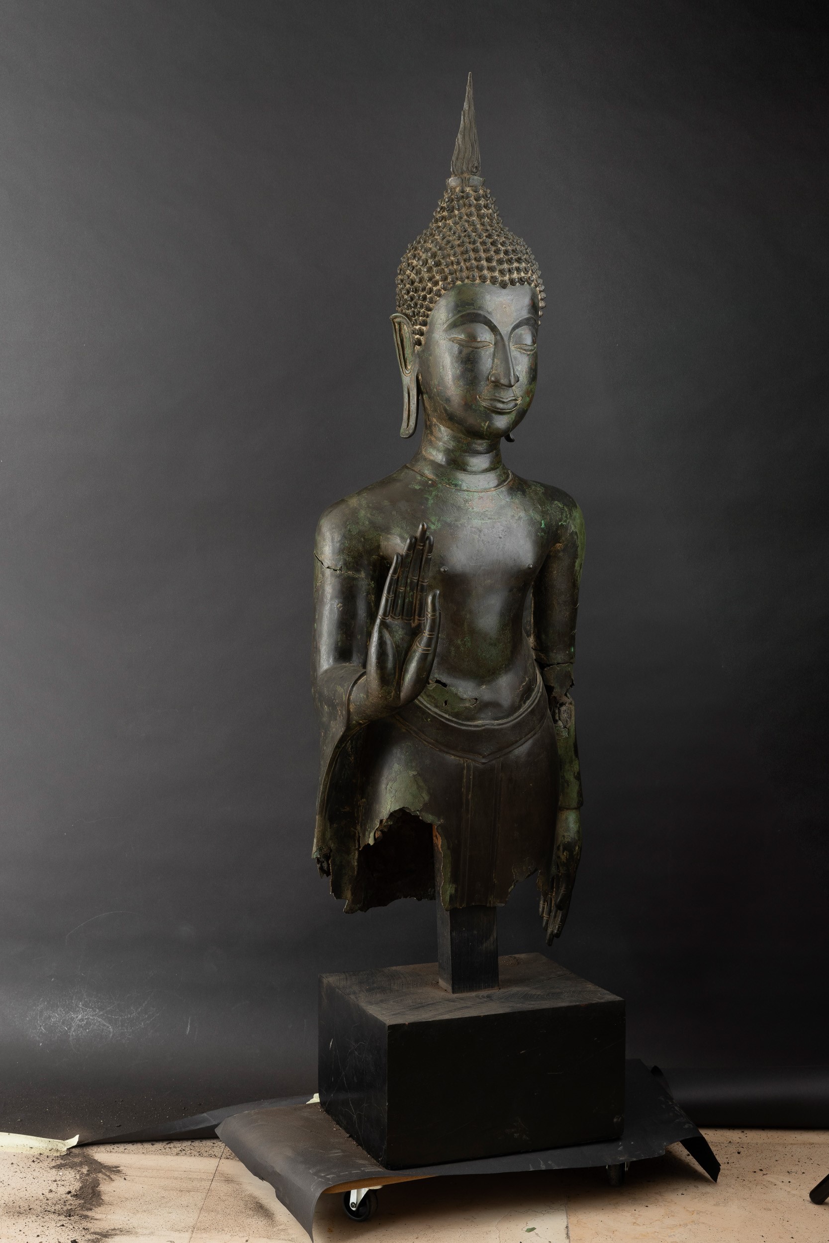 Importante Monumentale Figura di Buddha Stante in Bronzo, Thailandia, XV Secolo, Periodo Sukhaota...