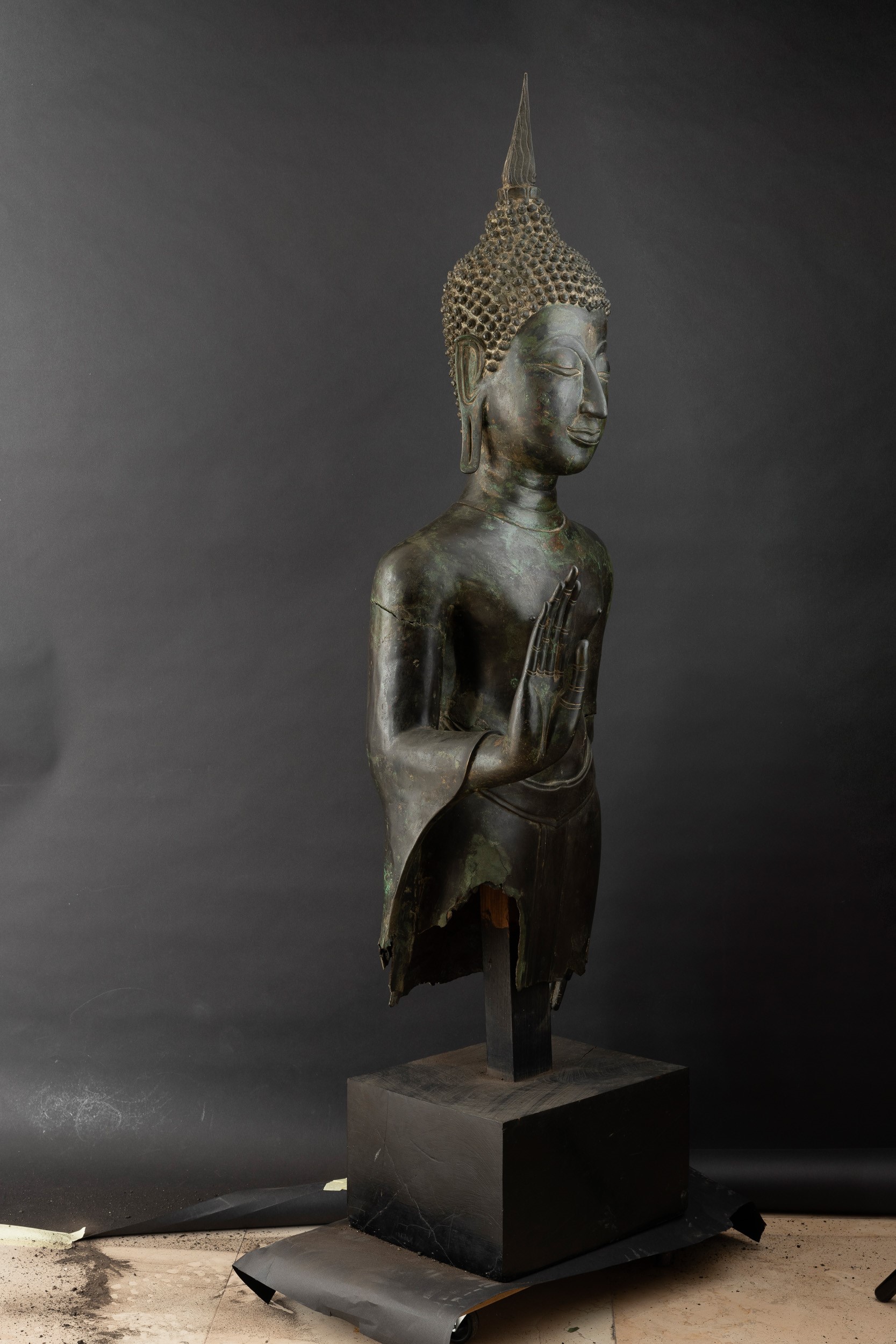 Importante Monumentale Figura di Buddha Stante in Bronzo, Thailandia, XV Secolo, Periodo Sukhaota...