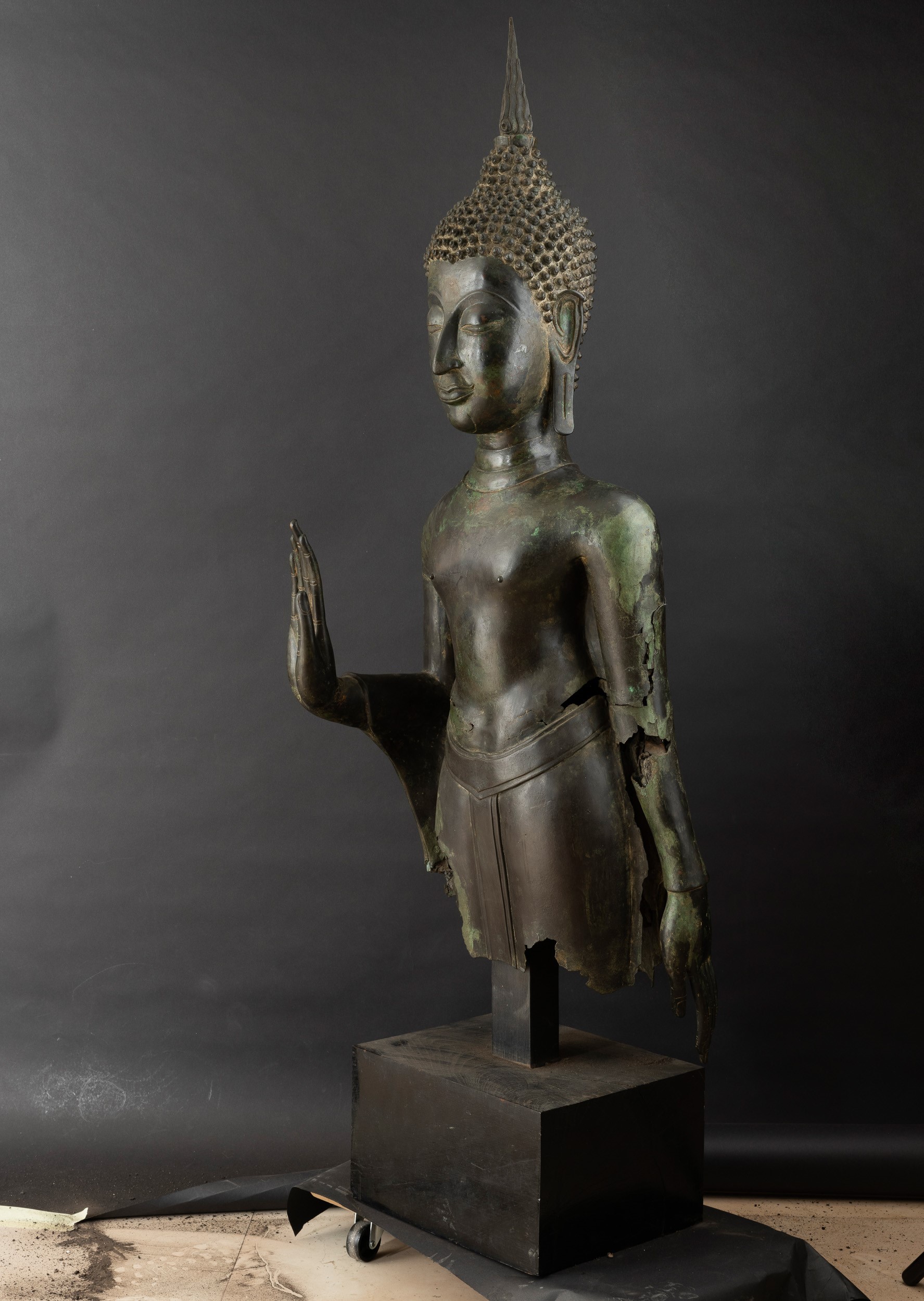 Importante Monumentale Figura di Buddha Stante in Bronzo, Thailandia, XV Secolo, Periodo Sukhaota...