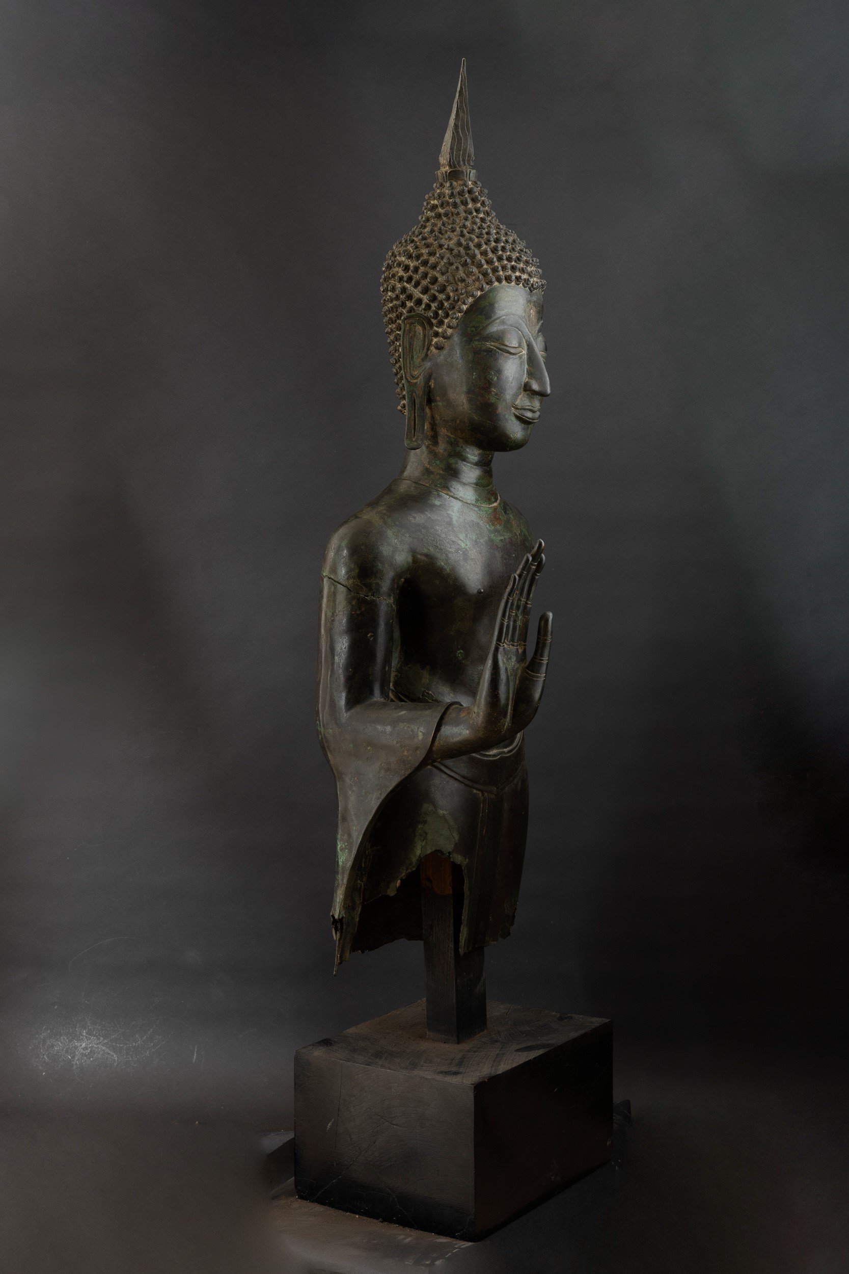Importante Monumentale Figura di Buddha Stante in Bronzo, Thailandia, XV Secolo, Periodo Sukhaota...
