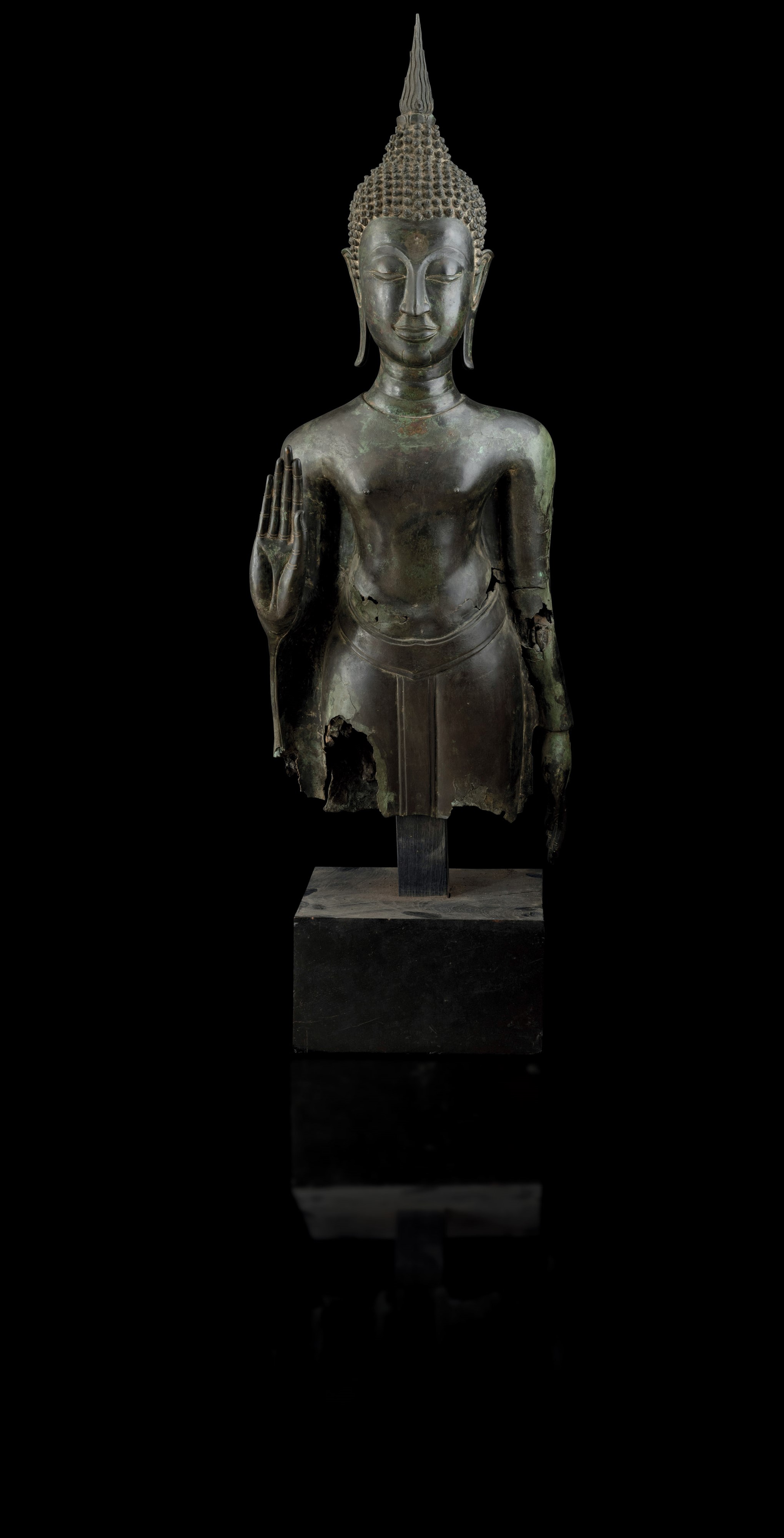 Importante Monumentale Figura di Buddha Stante in Bronzo, Thailandia, XV Secolo, Periodo Sukhaota...