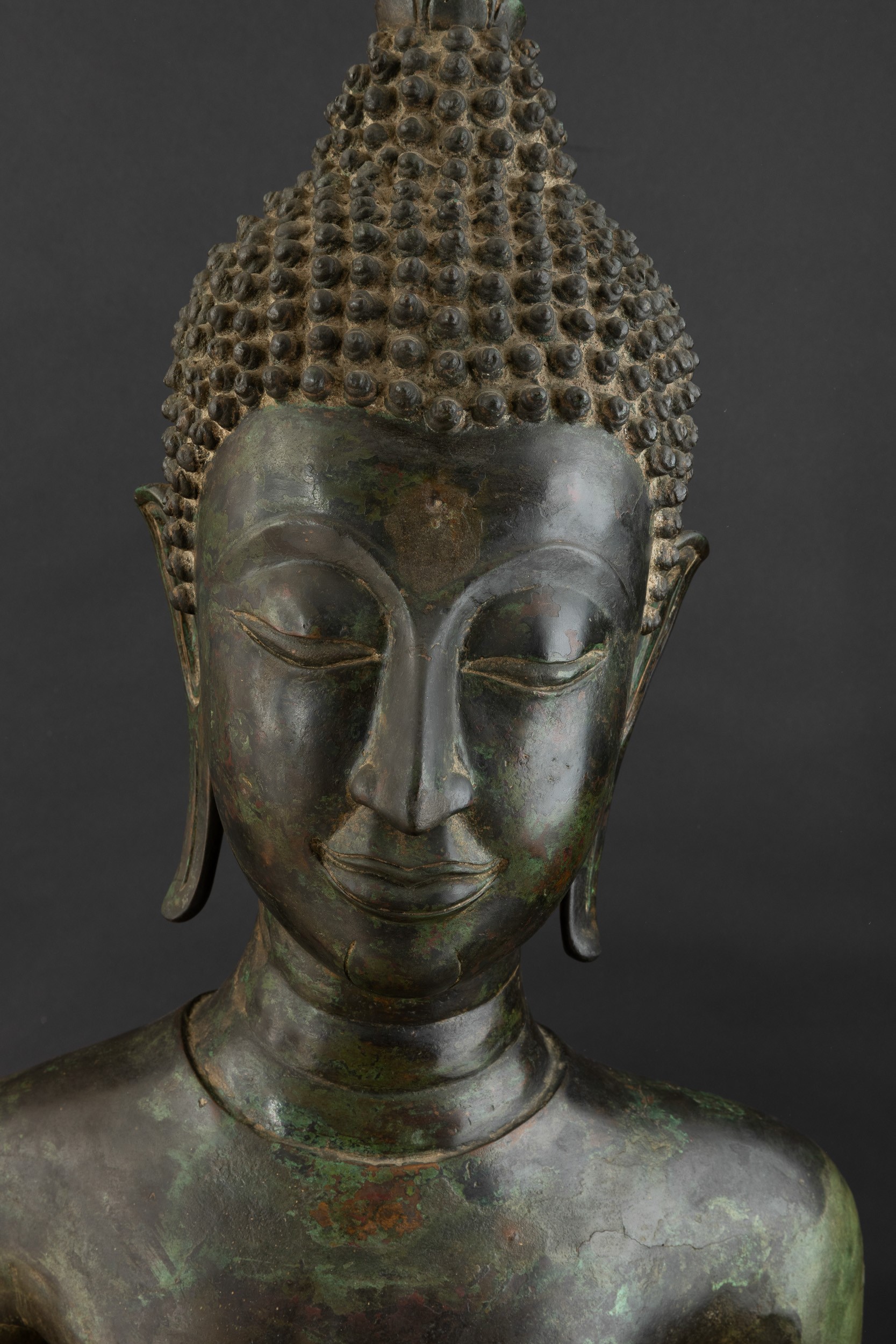 Importante Monumentale Figura di Buddha Stante in Bronzo, Thailandia, XV Secolo, Periodo Sukhaota...