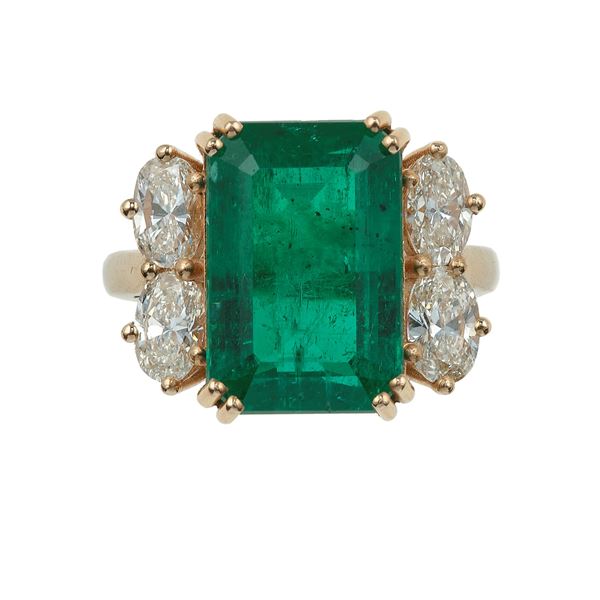 Anello con smeraldo Colombia di ct 7.60 stimati e diamanti per ct 1.31 stimati