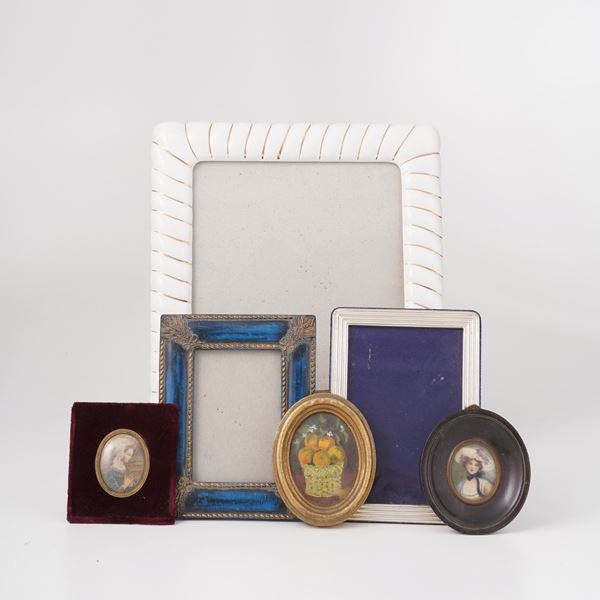 Tre cornici portafoto diverse e tre miniature