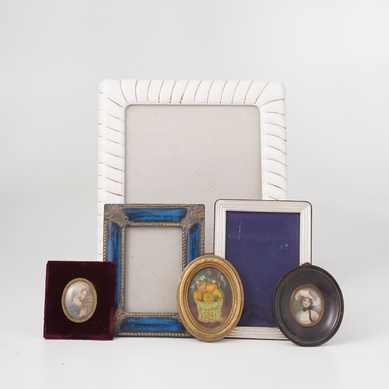 Tre cornici portafoto diverse e tre miniature  - Asta Antiquariato - Cambi Casa d'Aste