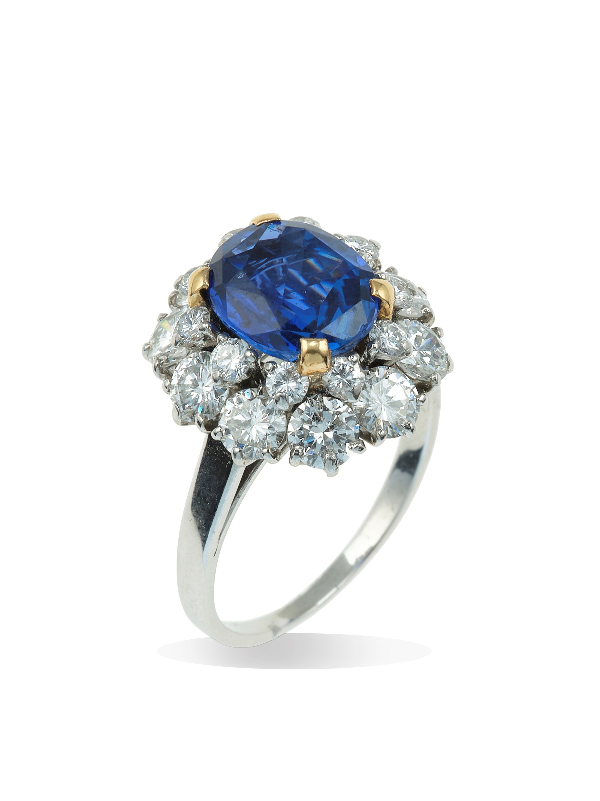 Bulgari, Anello in platino con zaffiro naturale dello Sri Lanka (ct 3,34) e diamanti a contorno