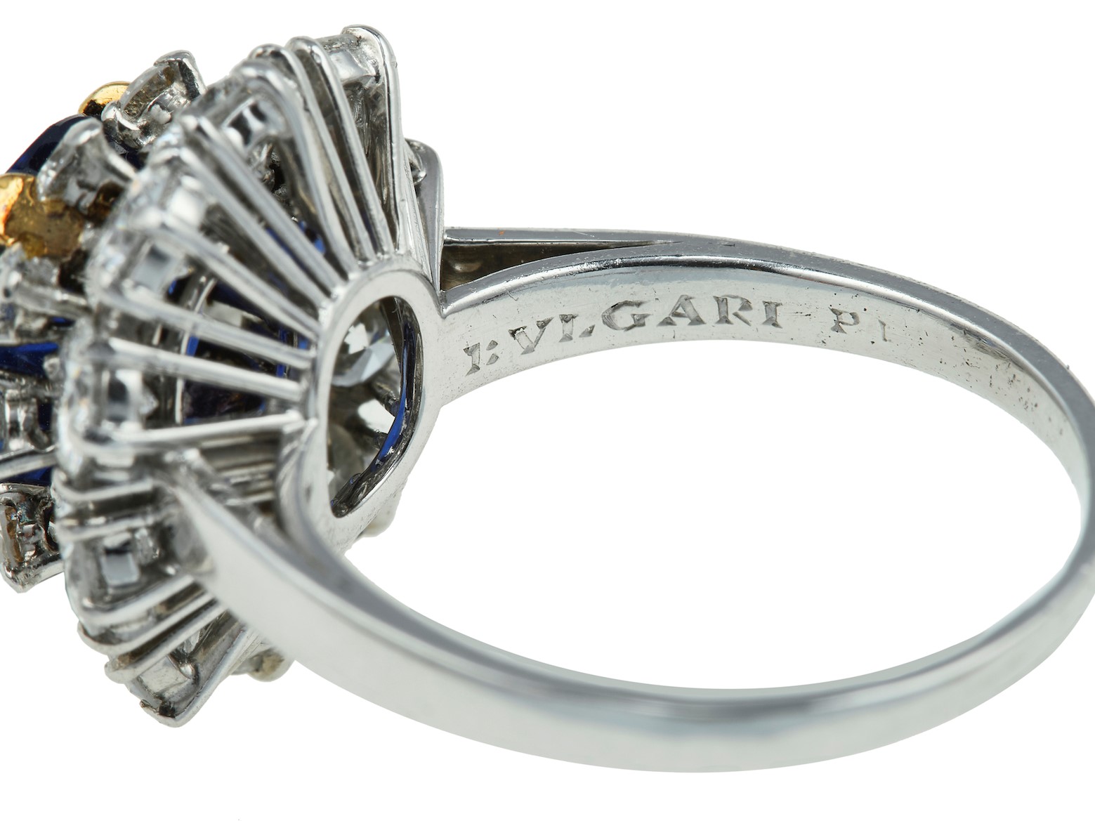 Bulgari, Anello in platino con zaffiro naturale dello Sri Lanka (ct 3,34) e diamanti a contorno
